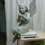 Модель ангела для памятника из глины. Фигура ангела в глине, фото после изготовления в цеху. Создание проектов будущих скульптур в Киеве сегодня.