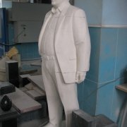 Мраморная фигура в полный рост в гипсе; рабочий момент изготовления в цеху.