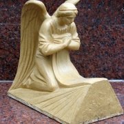 Макет коленопреклонённого ангела перед изготовлением модели скульптуры и переводом её в мрамор. Изготовление элитных фигур из мрамора ВИП класса в Киеве сегодня. Производство ангелов из мрамора с гарантией 10 лет.