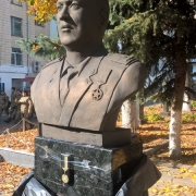 Фото бюста для памятника. Высота ритуального бюста на колонне 60 см. Цена бюста из бронзы $5,9 тыс.