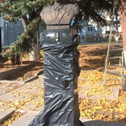 Бюст генерала на колонне; фото бюста после установки на колонну. Цена бюста из бронзы $5,9 тыс.