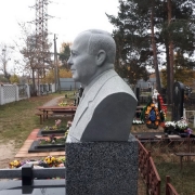 Фото бюста из гранита на колонне. Заказать бюст из гранита - можно с сайта: https://www.prjadko.kiev.ua