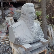 Вырубка бюста для памятника. Высота бюста для памятника - 60 см.