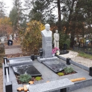 Бюст гранита, установленный на колонне. Высота бюста из гранита - 60 см.