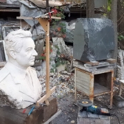 Фото бюста для памятника. Перевод модели бюста из гипса в камень.