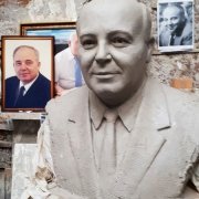 Цена ритуального бюста - от $5 тыс. Модель портрета в глине.