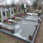 Бюст женщине из белого мрамора на колонне. Фото на кладбище.