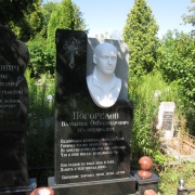Памятник с барельефом, фото памятника на кладбище с мраморным барельефом. Изготовление барельефов из белого мрамора в Киеве.