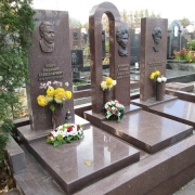 Памятники с барельефами. Фото памятников с барельефами установленных на кладбище.