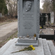 Барельеф на памятнике из гранита; фото установленного памятника на кладбище. Цена барельефа для памятника $3 тыс.