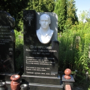 Памятник с барельефом мужчины из мрамора; фото установленного памятника с барельефом из мрамора. Доступная цена барельефа.