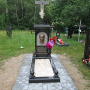Фото памятника на кладбище. Памятник с крестом и барельефом из бронзы; размер барельефа из бронзы: 28 х 40 см.