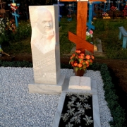 Колонна с барельефом из белого мрамора. Размер барельефа в колонне - 140 х 50 х 35 см. Стоимость барельефа из белого мрамора, доступная.