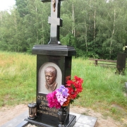 Памятник с крестом и барельефом; фото памятника после установки на кладбище. Размер бронзового барельефа, 28 х 40 см.