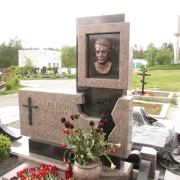 Фото памятника на кладбище. Памятник с крестом и барельефом из бронзы; размеры барельефа - 28,5 х 43 см.