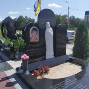 Памятник с барельефом из мрамора на могиле. Богородица из мрамора на памятнике.
