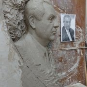 Горельеф для памятника с портретным сходством - изготовление в Киеве сегодня.