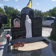 Фото памятника на кладбище. Установленный памятник с барельефом.