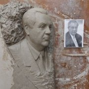 Горельеф мужчины на памятнике. Размеры портрета 50 х 70 см.