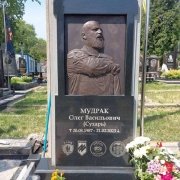 Памятник на кладбище с барельефом из бронзы майору Мудрак О. В., ВСУ из полка Азов.