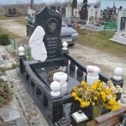 Фото памятника под заказ с барельефом. Размер барельефа на памятник: 80 х 40 х 6 см. Доступная цена барельефа для памятника.