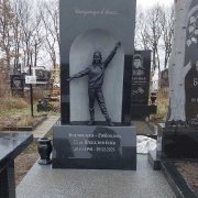 Скульптура матери из полимера. Высота 0,8 м.