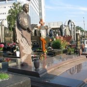 На фото фигура из бронзы на кладбище. Изготовление скульптуры из бронзы в Киеве. Цена бронзовой скульптуры - доступная.
