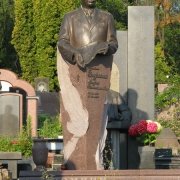 Фото установленной фигуры из бронзы на кладбище. Качественные скульптуры из бронзы в Киеве. Цена скульптуры из бронзы, согласно 3д проекта памятника.