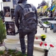 Высота скульптуры из бронзы - 2 м. Стоимость скульптуры из бронзы - по проекту памятника.
