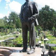 Фото установленной фигуры из бронзы. Бронзовая фигура в полный рост. Бронзовая фигура под заказ в Киеве; цена бронзовой скульптуры - доступна.
