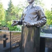 Фото скульптуры из бронзы. Бронзовая фигура на колонне фото после установки. Заказать скульптуру из бронзы в Киеве, можно с нашего сайта, прямо сейчас.