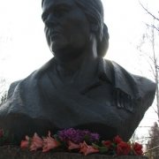 Фото бронзового бюста на колонне. Литьё из бронзы в бюстов , барельефов и статуй. Цена фигуры из бронзы, соответствует проекту памятника.