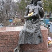 Бронзовая фигура в полный рост. Памятник из бронзы в полный рост после установки на могилу. Стоимость скульптуры из бронзы, по разработанному 3д проекту памятника.