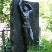 Фото фигуры из бронзы. Бронзовая фигура на кладбище фото установленного памятника. Цена бронзовой скульптуры для памятника, согласно 3д проекта скульптуры.
