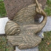 Бронзовая фигурка фото на памятнике. На фото литьё из бронзы на памятник. Литьё из бронзы в Киеве по цене производителя; качественные фигурки из бронзы для памятника.