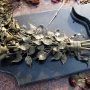 На фото изготовление бронзовых деталей для памятника. Качественное литьё из бронзы под заказ в Киеве. Цена литья из бронзы на памятник - доступна.