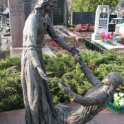 Литьё из бронзы фото. Две фигуры из бронзы, фото установленной скульптуры на кладбище. Цена фигуры из бронзы - доступная.