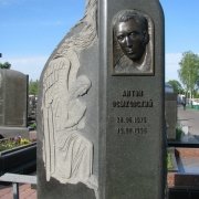 Бронзовый барельеф фото на памятнике. Изготовление качественных портретов из бронзы на могилу. Цена бронзового портрета на памятник, соответствует разработанному 3д проекту.