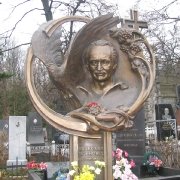 На фото изготовление скульптуры из бронзы в Киеве. Бронзовая скульптура выдающемуся человеку фото на кладбище. Стоимость скульптуры из бронзы, по 3д проекту памятника.