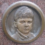 Детский барельеф из бронзы на памятнике. Изготовление барельефов из бронзы детям. Бронзовые барельефы под заказ в Киеве по доступной цене.