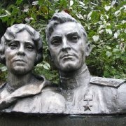 На фото семейный бюст из бронзы на памятник. Изготовление бронзового бюста для памятника фото. Цена бюста из бронзы на памятник - доступна.