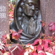 Бронзовая фигурка фото на памятнике. Бронзовый бюст на памятник. Качественные бюсты из бронзы для памятника. Цена бюста из бронзы, доступная.