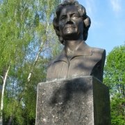 Бюст из бронзы фото на колонне из гранита. Изготовление бюстов из бронзы под заказ. Доступная цена бронзового бюста, согласно 3д проекта памятника.