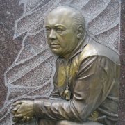 Бронзовый барельеф на установленном памятнике фото. Качественные барельефы из бронзы. Цена бронзового барельефа для памятника, по разработанному 3д проекту.