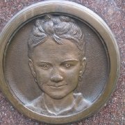 На фото барельеф девочке на памятник. Изготовление барельефов детям на памятники. Цена детского барельефа из бронзы для памятника, в соответствии с проектом ритуального комплекса.
