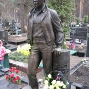 Бронзовая фигура юноши фото после установки памятника. Изготовление бронзовой скульптуры в Киеве. Доступная цена скульптуры из бронзы сегодня.