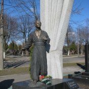 Бронзовая фигура в полный рост. Памятник из бронзы в полный рост. Изготовление литья из бронзы бюстов, барельефов и статуй. Цена бронзовой скульптуры - доступна.
