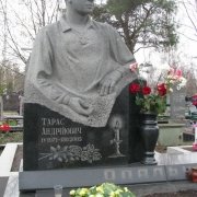 Гранитный бюст, фото на Лесном кладбище в Киеве. Заказ на изготовление скульптур и статуй, можно оформить в офисе ЧП Прядко. Доступная цена скульптуры сегодня. Гарантия на скульптуру, 10 лет.