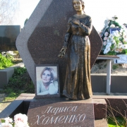 Статуя из бронзы в гранитном комплексе. Фото статуи молодой женщины, после установки на кладбище. Изготовление бронзовых фигур и статуй в Киеве, от ЧП Прядко.