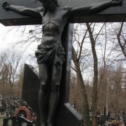 Бронзовое распятие на ритуальном  кресте, фото скульптуры на Байковом кладбище в Киеве. Изготовление бронзовых фигур, портретов, барельефов с гарантией качества, от профессионалов.